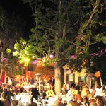 The crowd attentive to the live auction