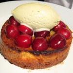 Pain perdu à la cerise et crème glacée à la pistache
