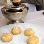 Profiteroles à la vanille, sauce chocolat Grand Cru