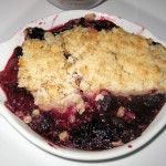 Crumble aux fruits rouges: homemade berry cobbler à la mode with vanilla ice cream