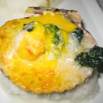 Conchas a la parmesana: scallops, parmesan cheese, spinach and lemon sauce dressing
