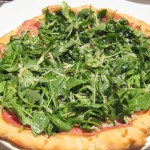 Pizza bianca al prosciutto with arugula
