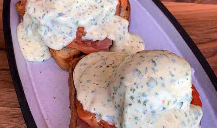 Smoked salmon benedict