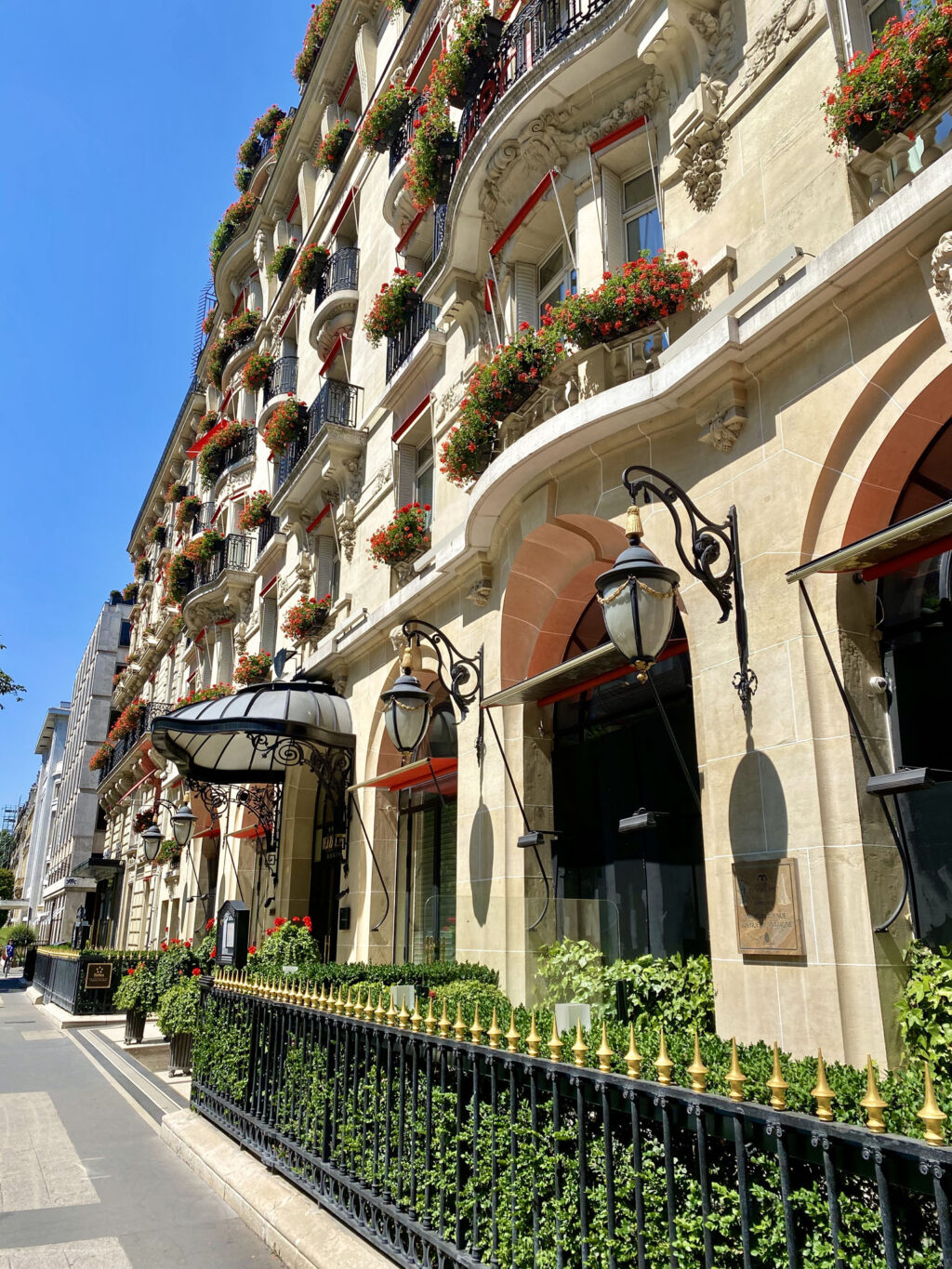 Le Bar terrace avenue Montaigne