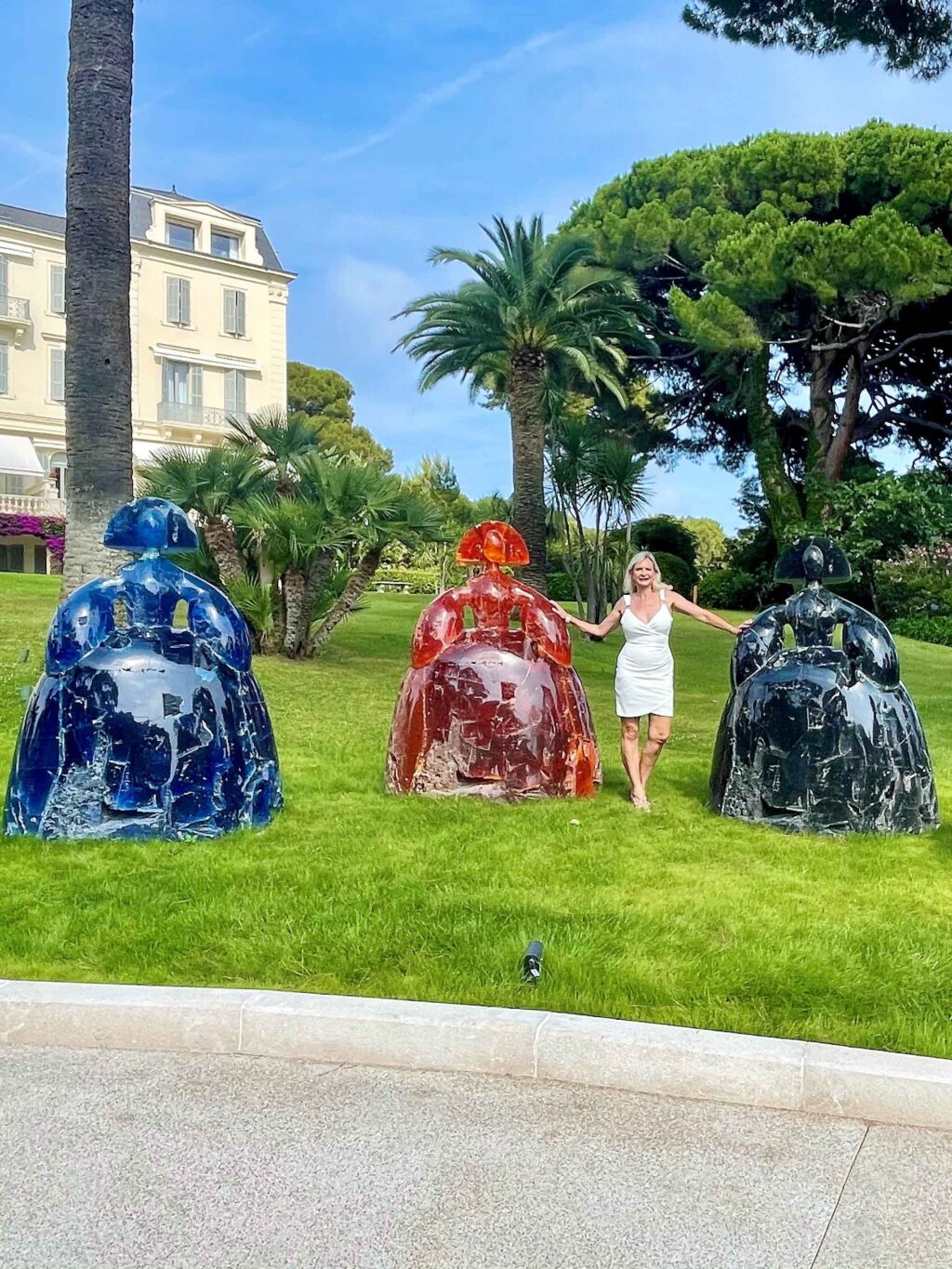 Monumental works by the Spanish artist Manolo Valdés