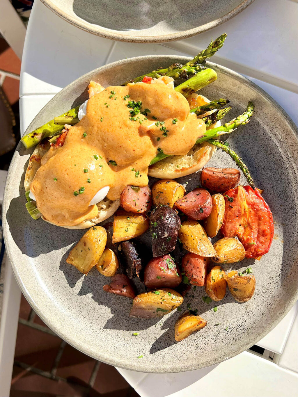 Lobster benedict, paprika hollandaise, fingerling potatoes, brioche